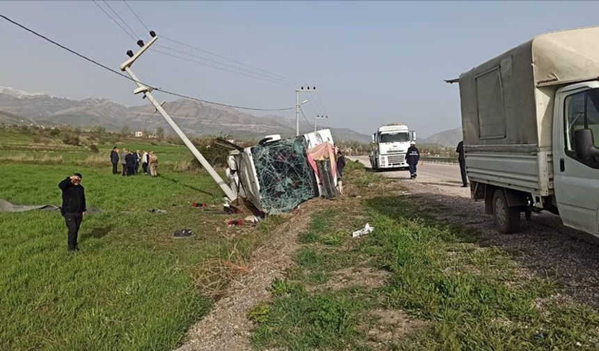 Yolcu otobüsünün devrildiği kazada 28 kişi yaralandı