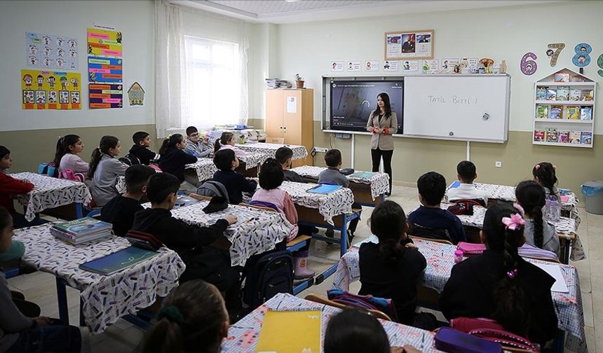 Ara tatil bitti, öğrenciler yeniden sınıflara dönüyor