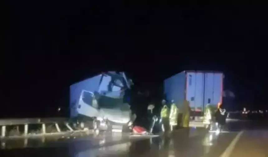 Kamyon şarampole devrildi: 2 ölü, 1 yaralı