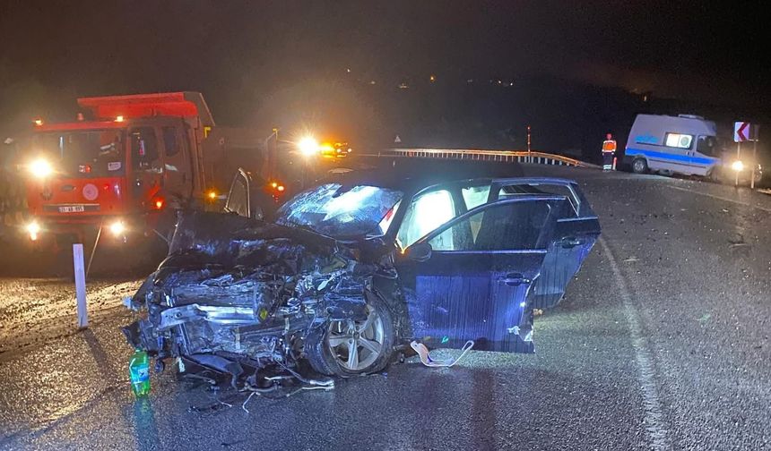 Otomobille kamyonet çarpıştı: 1 ölü, 4 yaralı