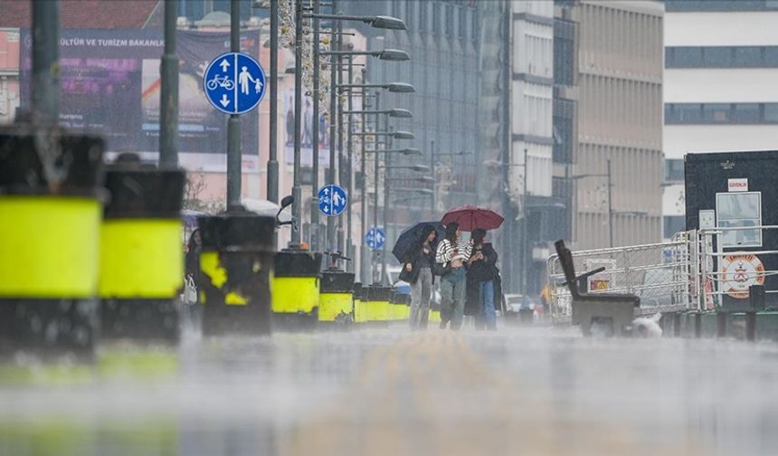 İzmir’de sağanak yağış yaşamı olumsuz etkiledi