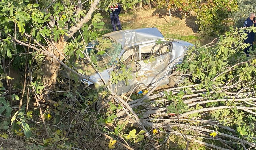 Devrilen otomobilin sürücüsü kurtarılamadı