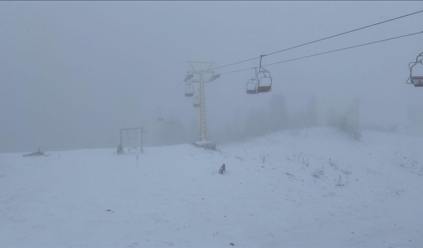 Uludağ’da kar yağışı yeniden yüzünü gösterdi