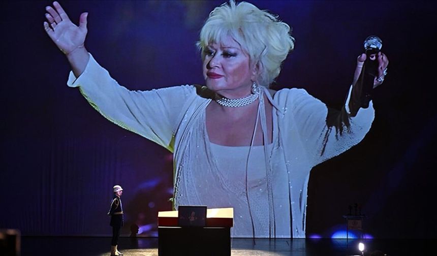 Muazzez Abacı’ya AKM’de gözyaşlarıyla veda