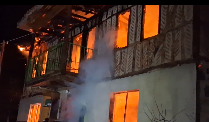 Ahşap ev küle döndü