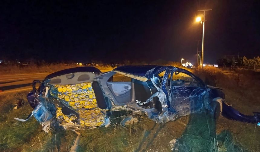 Kazada otomobil ikiye bölündü: Sürücü yaralandı