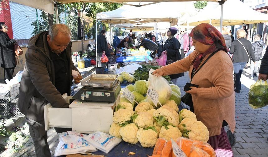 Kuşadası’nda kışa özgü sebze ve meyveler raflarda yerini aldı
