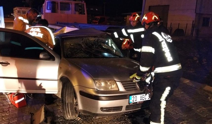 Otomobil, park halindeki tır dorsesine çarptı: 1 ölü