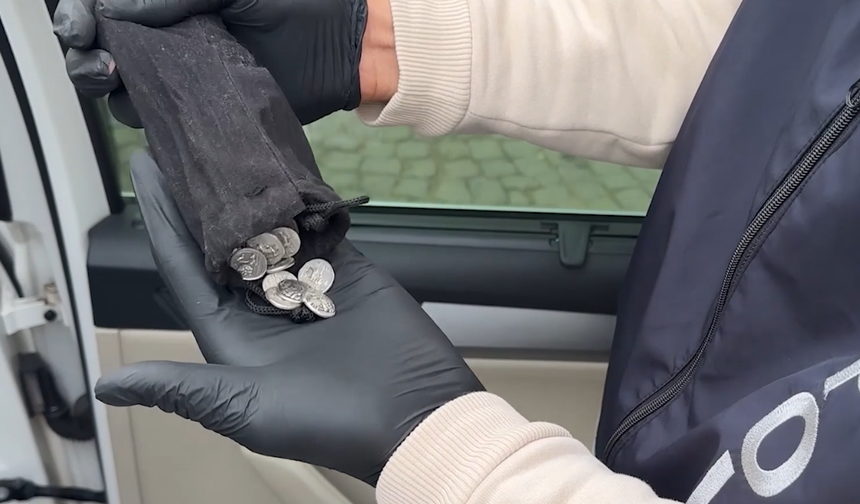 Tarihi sikke kaçırmak istediler: Yakalandılar