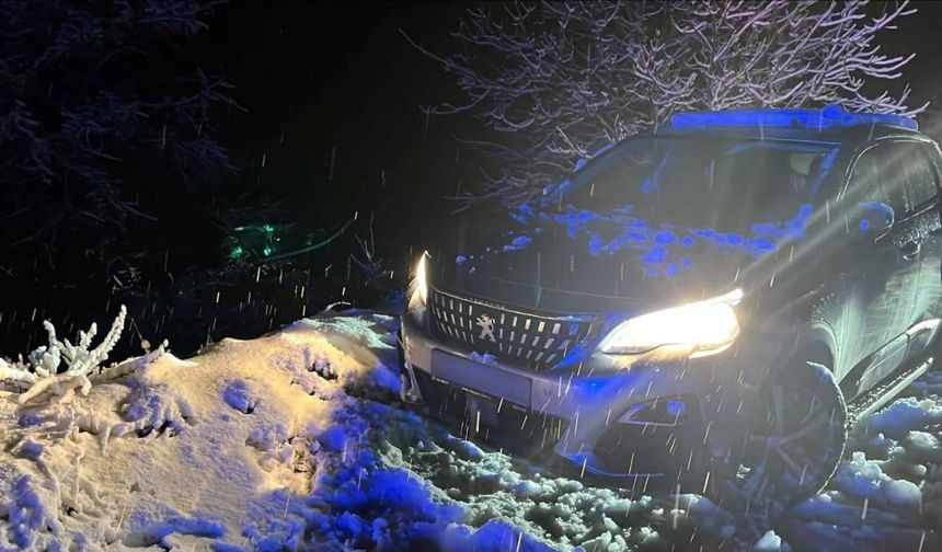 Jandarma mahsur kalan aileyi kurtardı