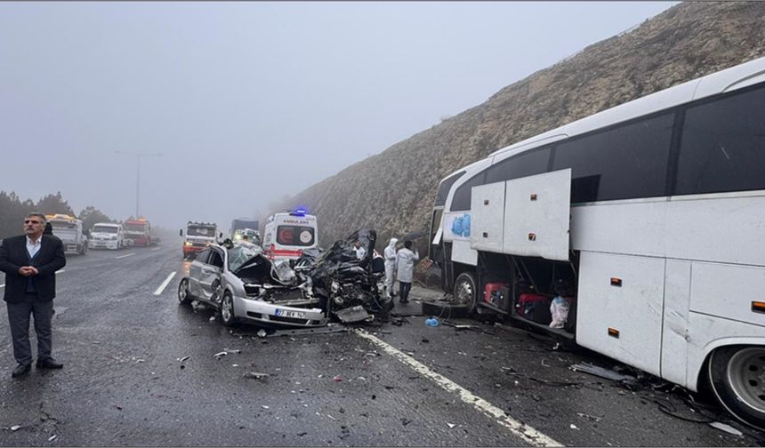 Otoyolda trafik kazası: 2 ölü, 10 yaralı