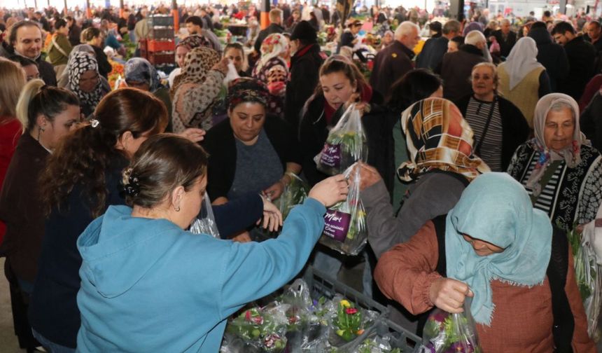 Bozdoğanlı kadınlara 8 Mart sürprizi