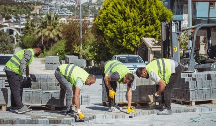 Kuşadası Belediyesi yol çalışmalarına aralıksız devam ediyor
