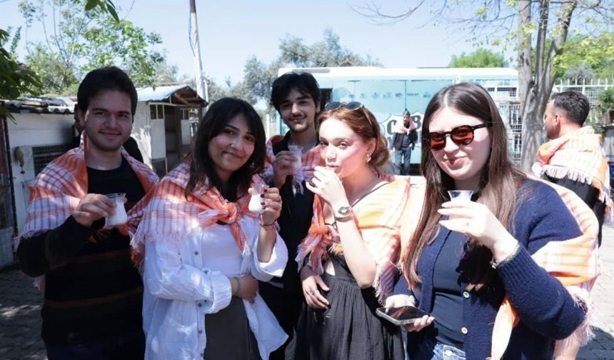 Estonyalı öğrenciler İncirliova’da deve çiftliğini ziyaret etti