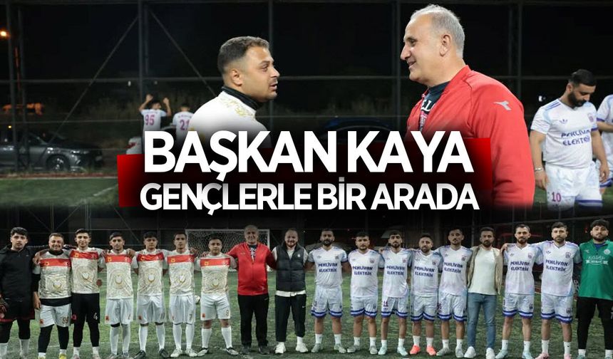 Başkan Kaya, gençlerle halı saha turnuvasında buluştu