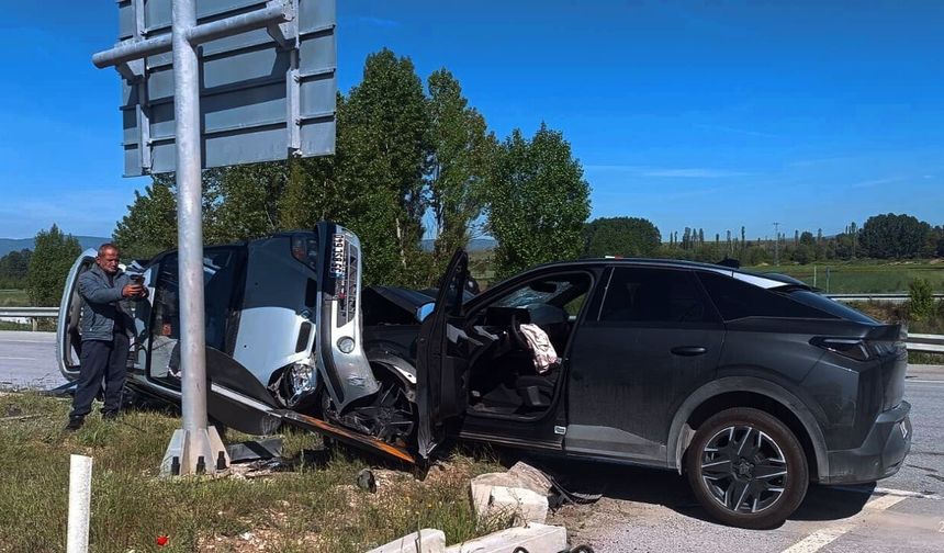 İki otomobil çarpıştı: Aralarında çocukların da olduğu 6 yaralı