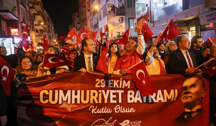 Efeler’de Cumhuriyet coşkusu sokaklara taştı!
