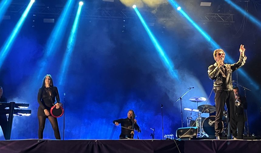 Teoman hayranlarını kırmadı! Aydınfest’te imzalı jest