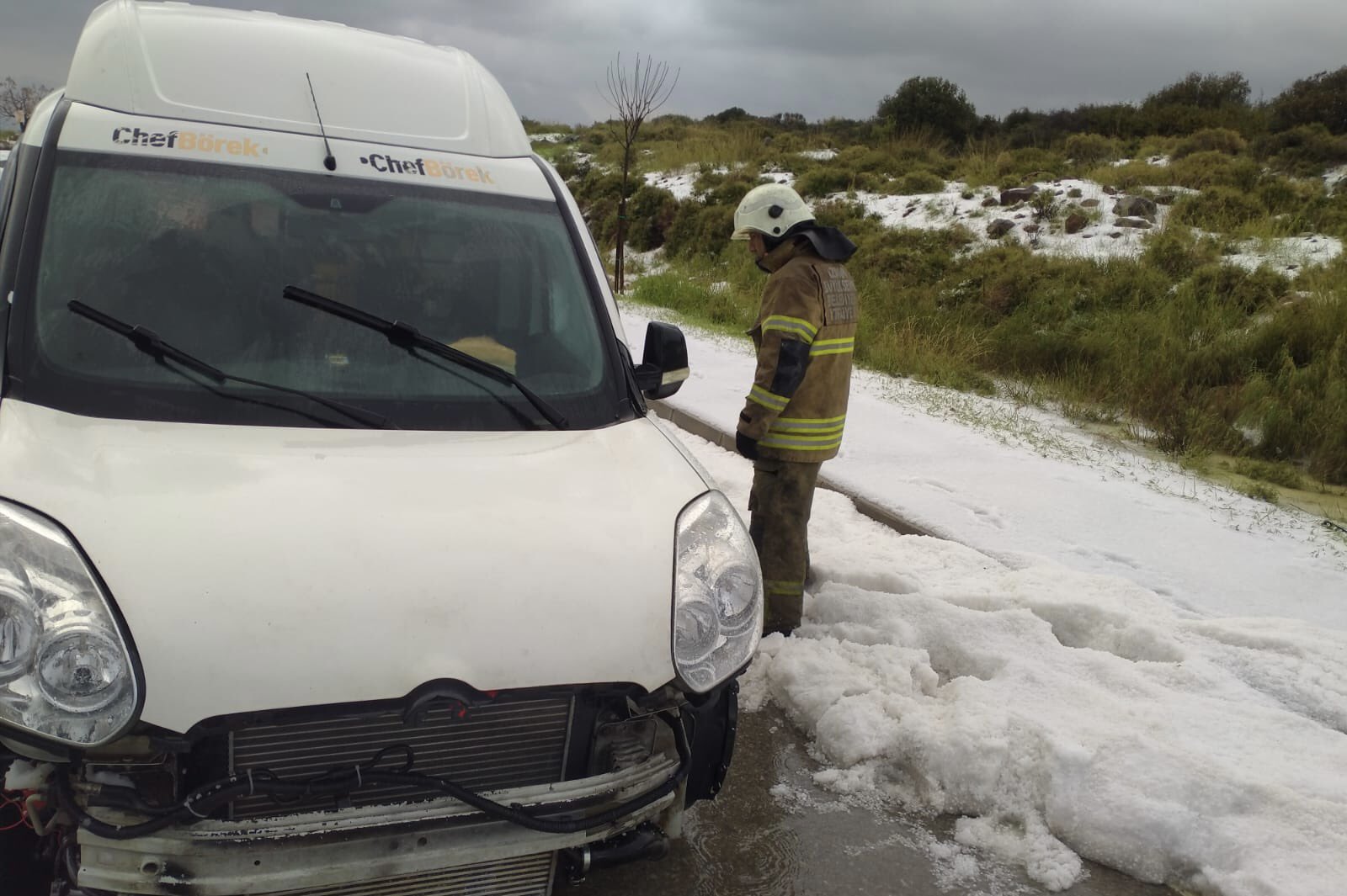 AA-20230406-30777060-30777050-DOLUNUN_ETKILI_OLDUGU_CESMEDE_PLAJLAR_BEYAZA_BURUNDU