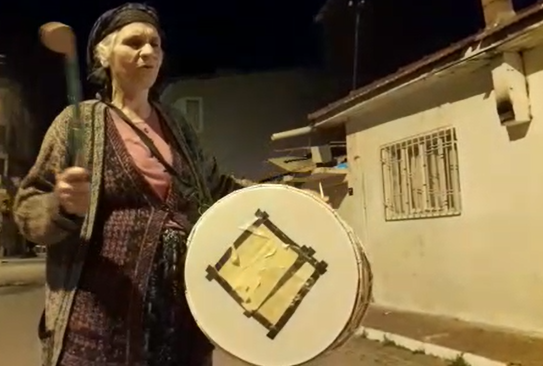 thumbnail_69 yaşındaki ‘Davulcu Teyze’ sahurda 3 saat davul çalıyor  (3)