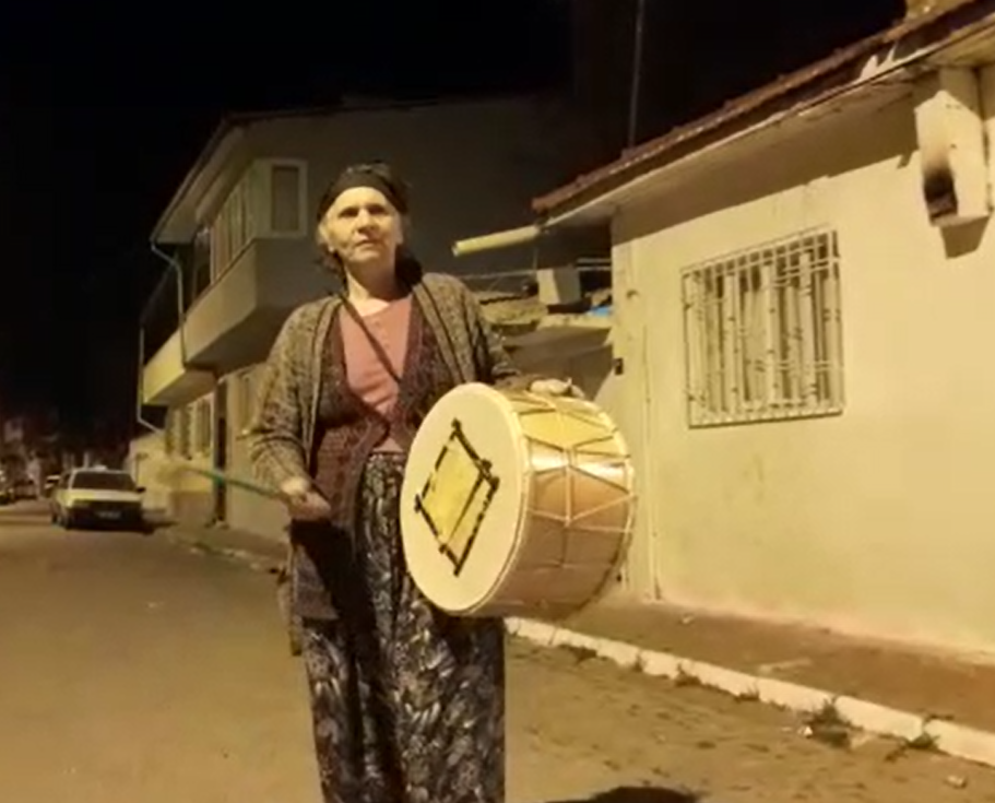 thumbnail_69 yaşındaki ‘Davulcu Teyze’ sahurda 3 saat davul çalıyor  (4)