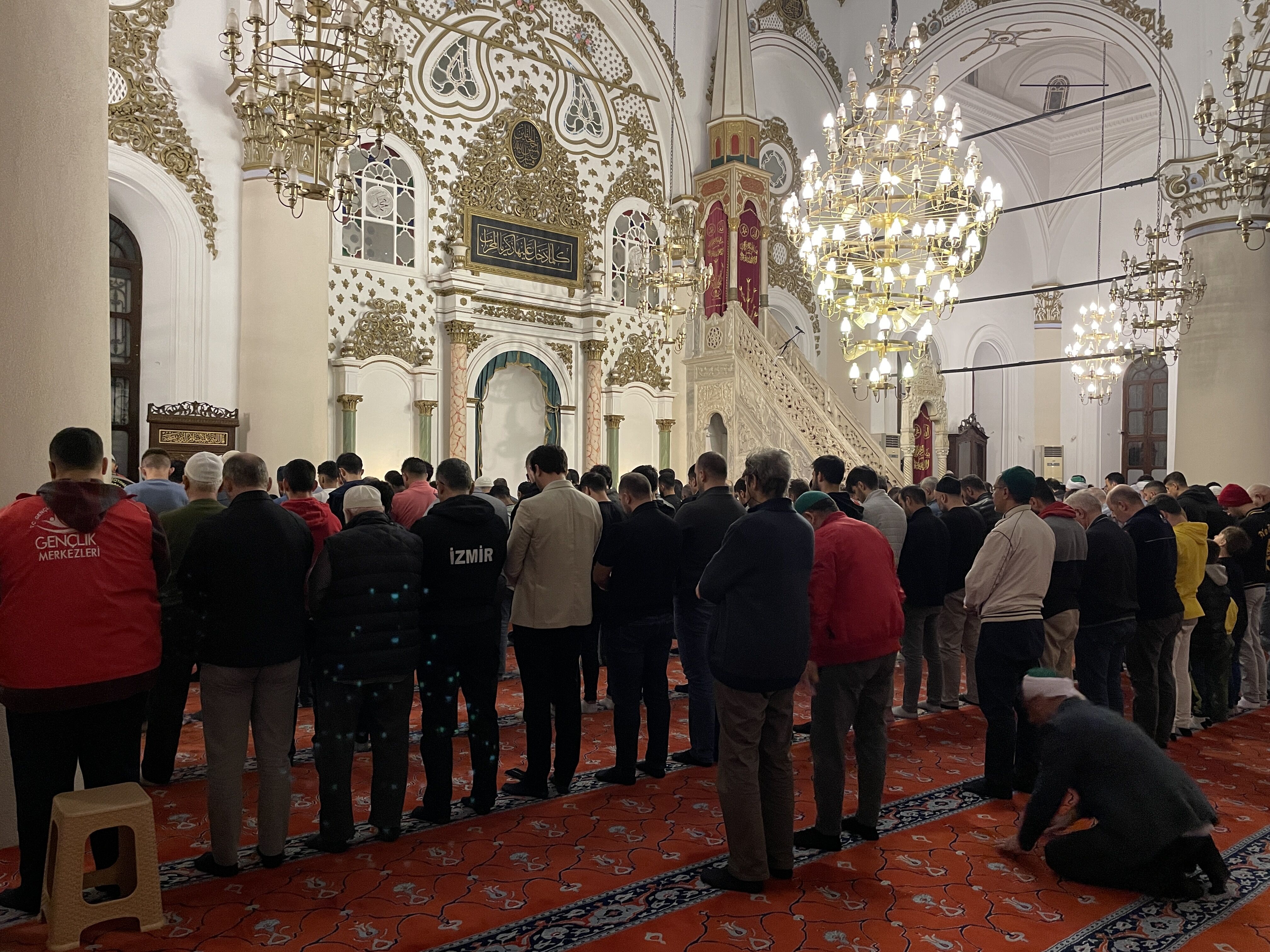 İzmir'de bir grup vatandaş Filistinliler için sabah namazında bir araya geldi