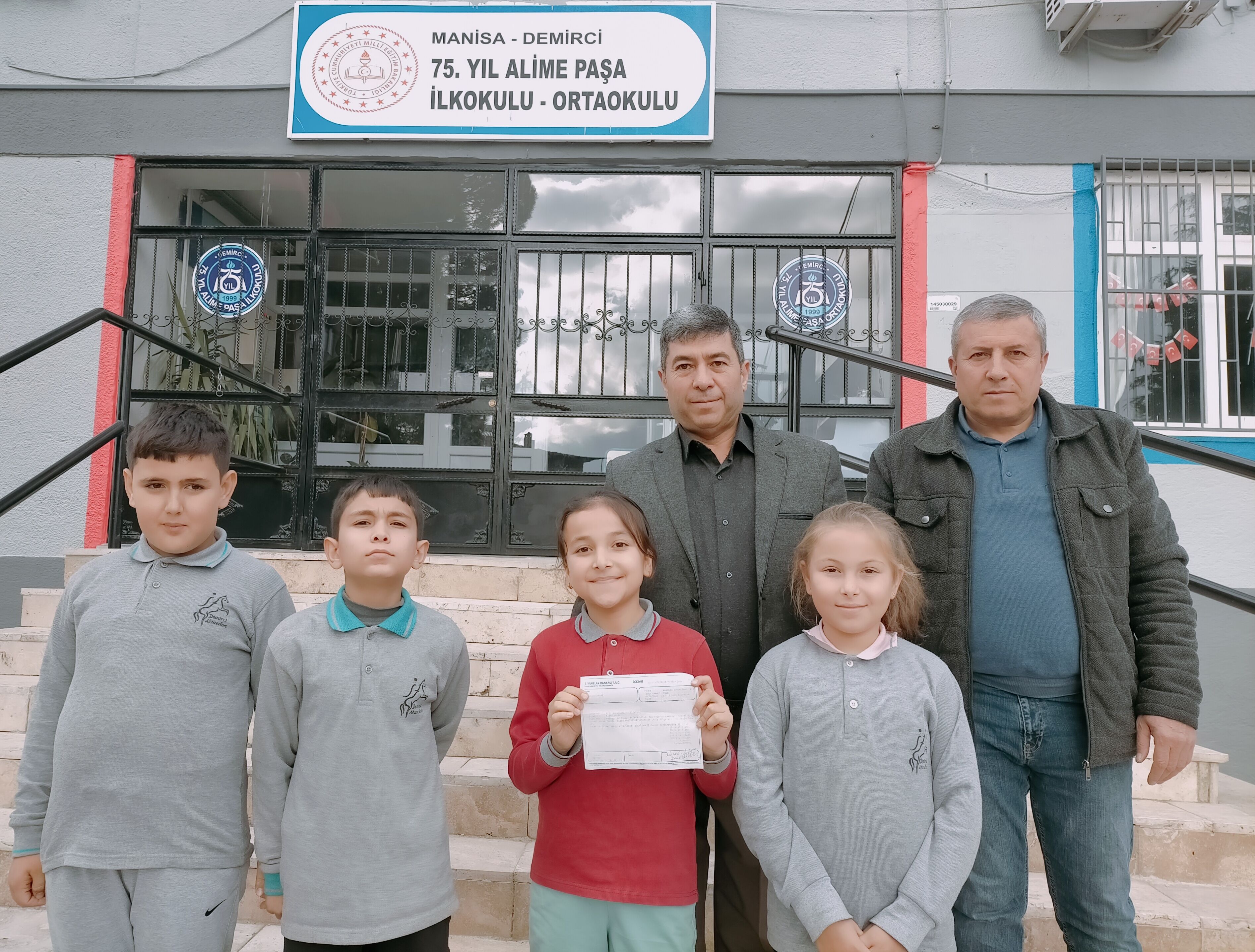 İlkokul öğrencileri harçlıklarını Filistin'e gönderdi