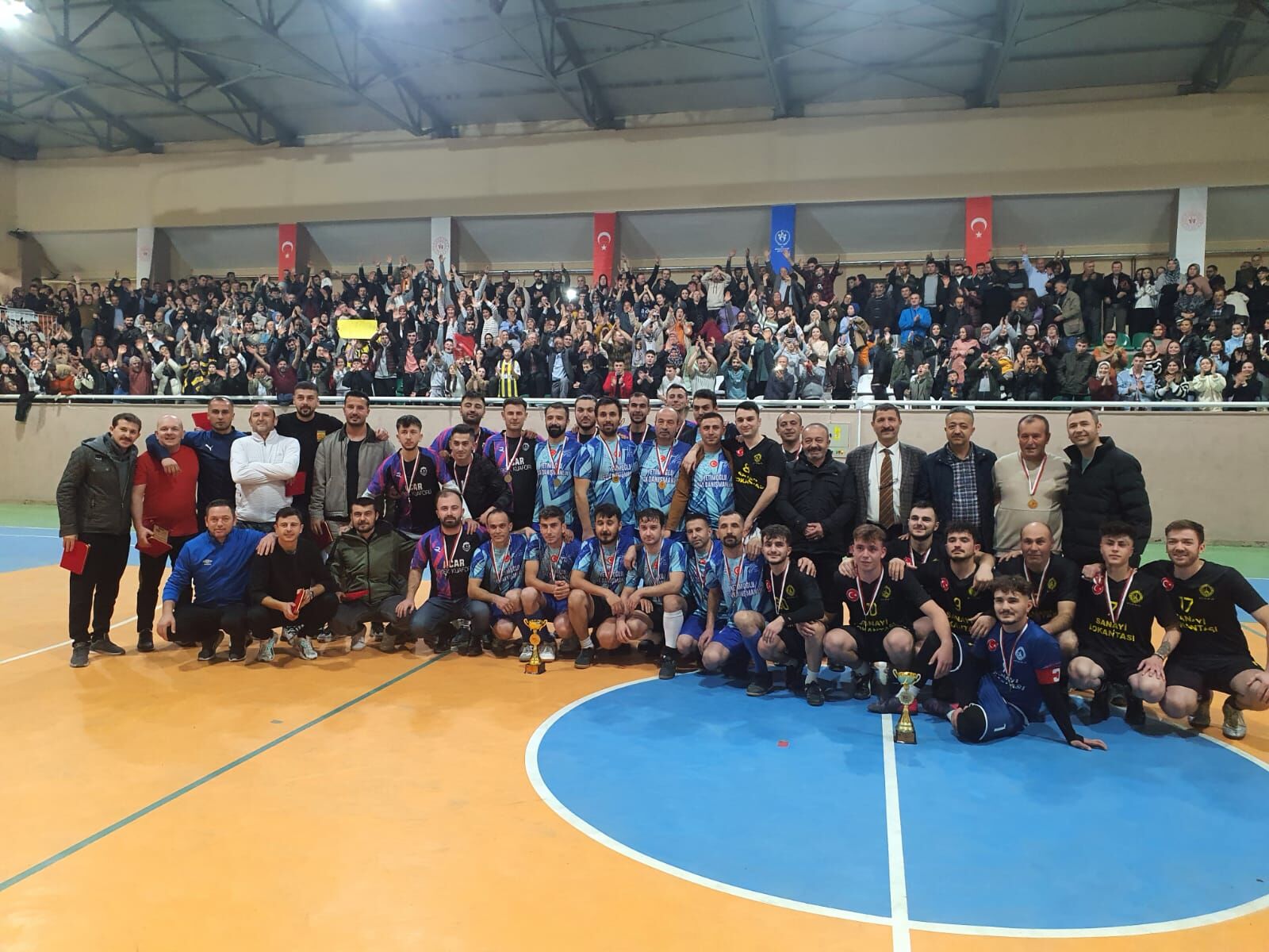 Demirci'de düzenlenen futsal turnuvası sona erdi