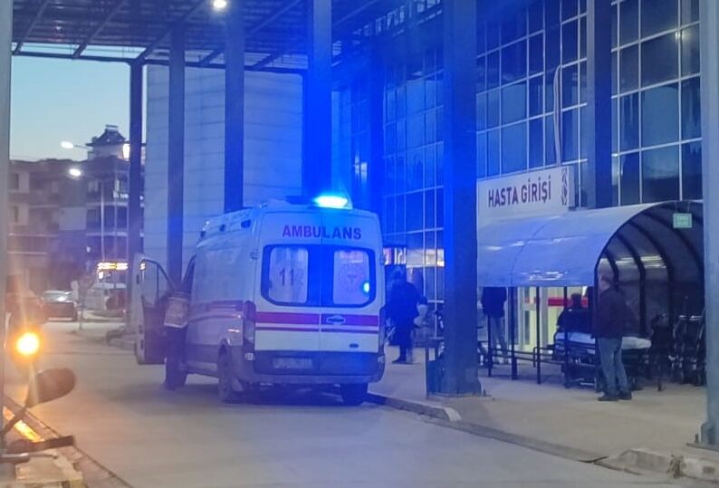 Kamyonetin çarptığı çocuk yola savruldu, üzerinden minibüs geçti