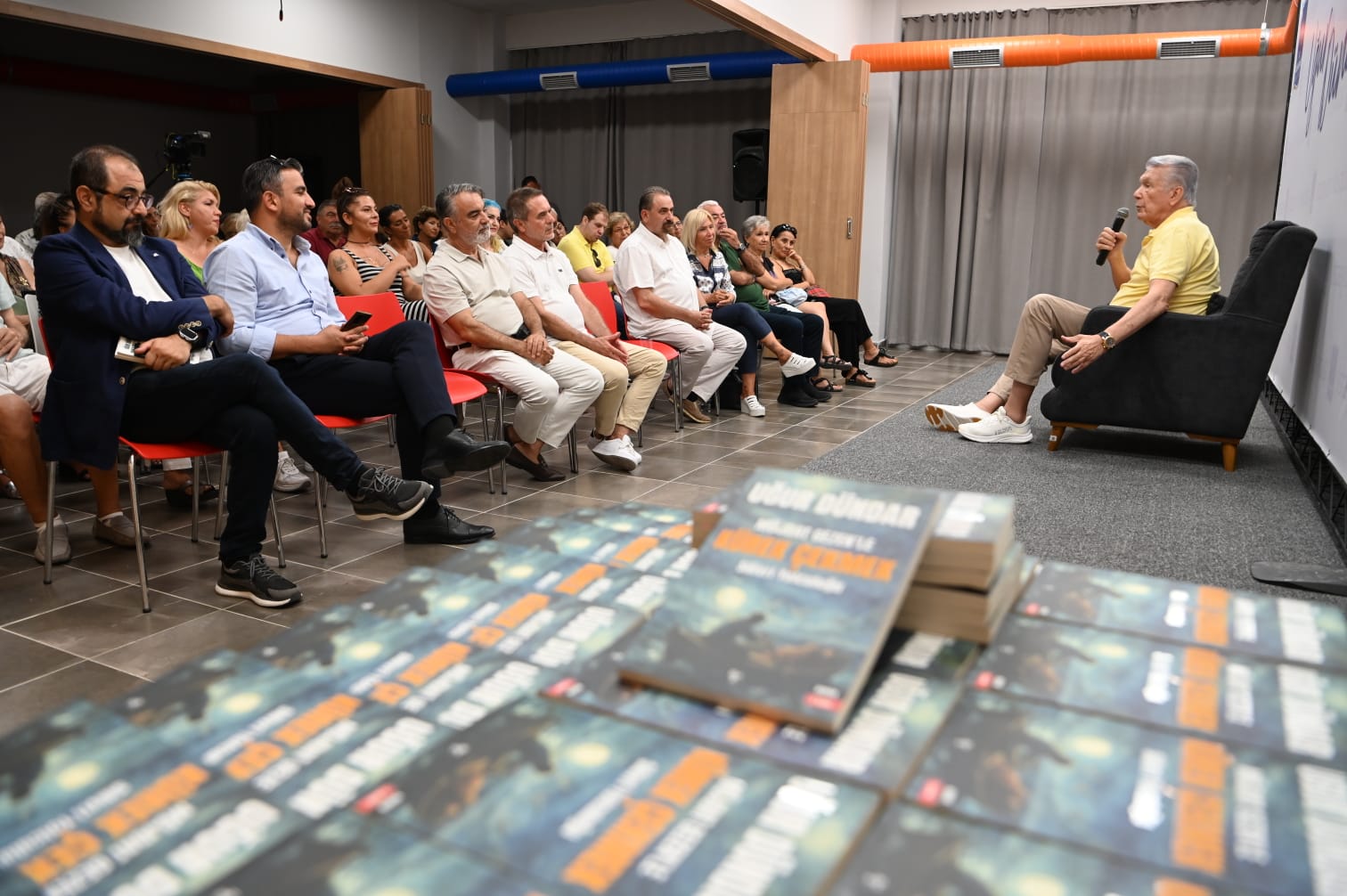 Duayen Gazeteci Uğur Dündar Kuşadası’nda Okurlarıyla Buluştu (2)