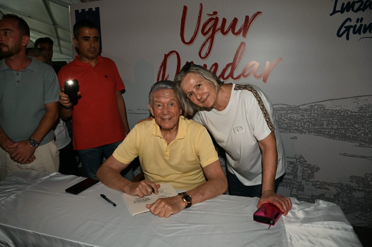 Duayen Gazeteci Uğur Dündar Kuşadası’nda Okurlarıyla Buluştu (3)