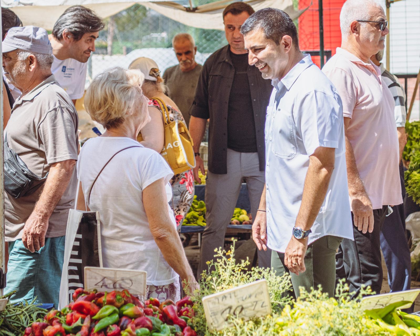 Başkan Günel, Kuşadası’nın Simge Sokağında Halkla Bir Araya Geldi (2)