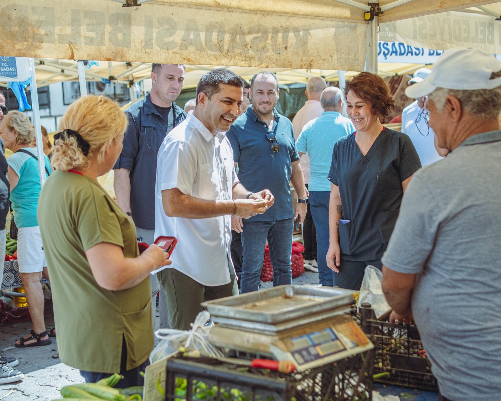Başkan Günel, Kuşadası’nın Simge Sokağında Halkla Bir Araya Geldi (4)