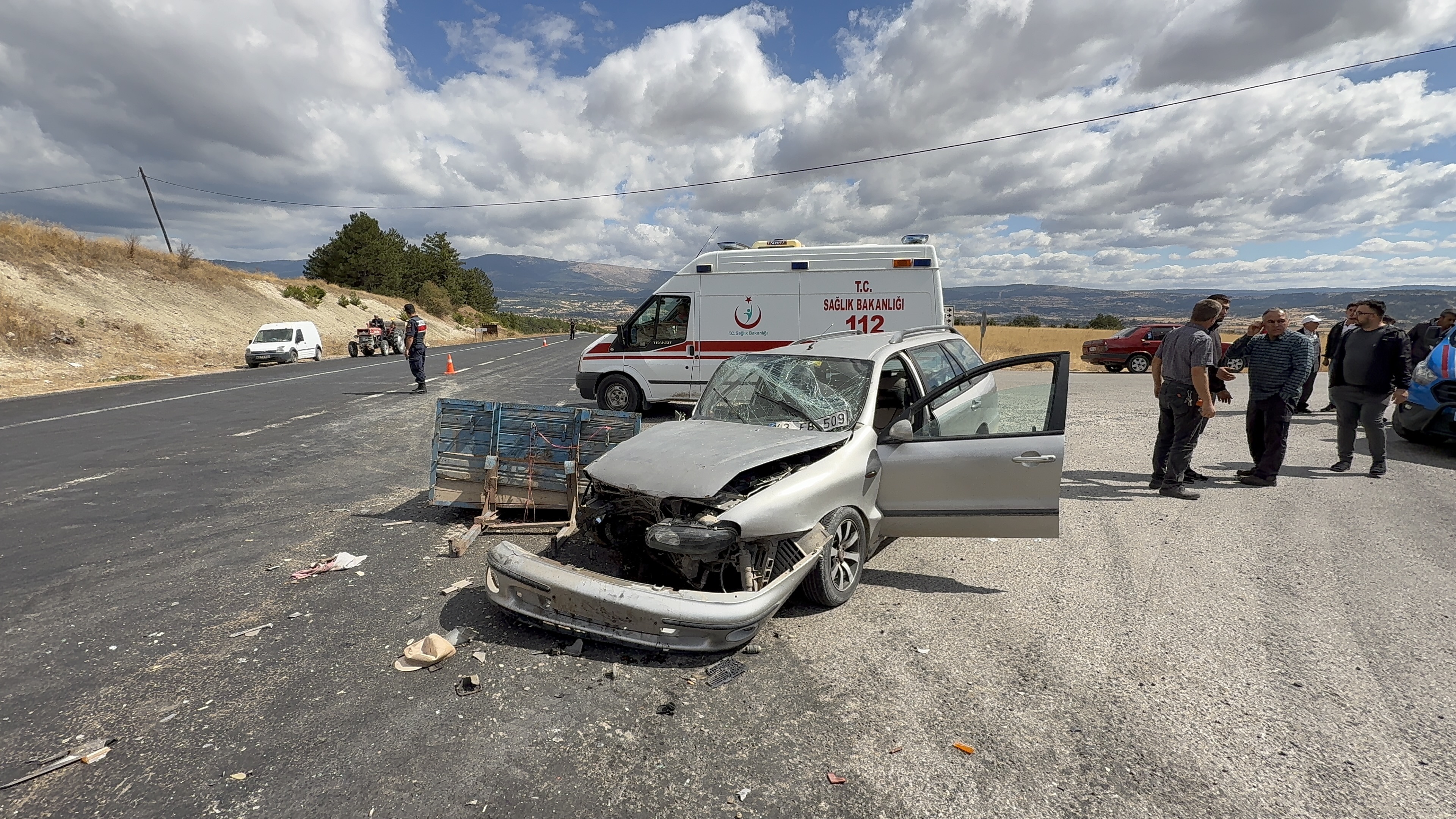 Traktör Ile Otomobil Çarpıştı, 2 Yaralı (2)