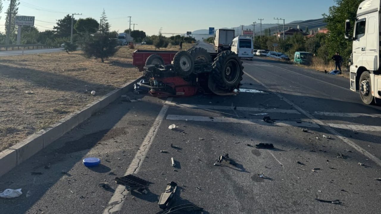 Traktörle çarpışan araç hurdaya döndü: 3 ölü, 3 yaralı