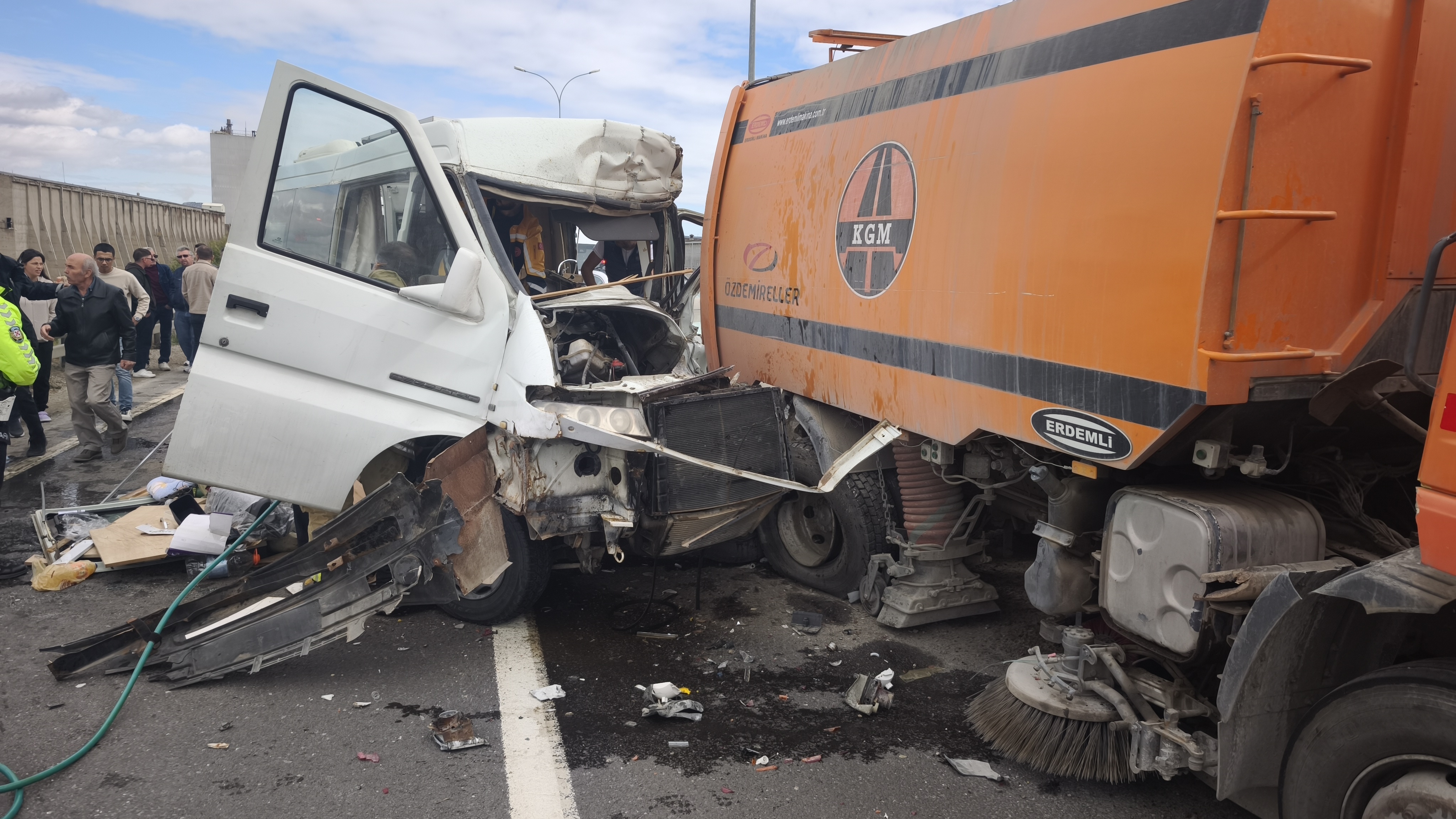 Karayolları Temizlik Aracına Çarptı, Hayatını Kaybetti (4)