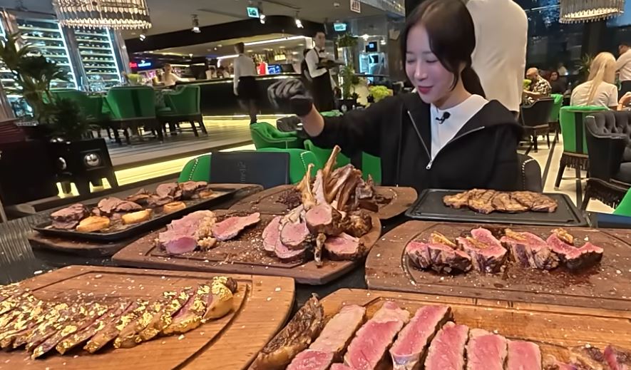 Koreli Youtuber Tzuyang Türkiye’de! Nusret’te 5.2 Kilo Et Yedi