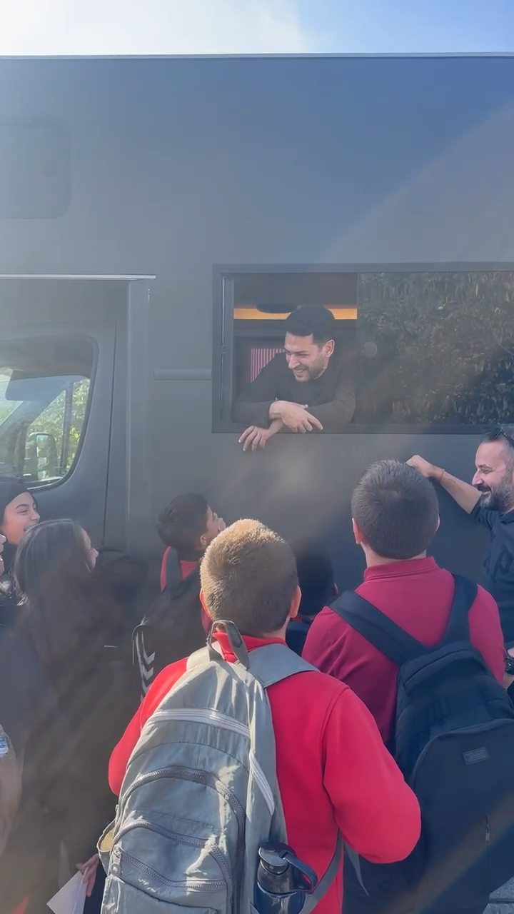 Murat Yıldırım’a Set Sürprizi! Güller Ve Günahlar Setine Öğrenciler Akın Etti (2)