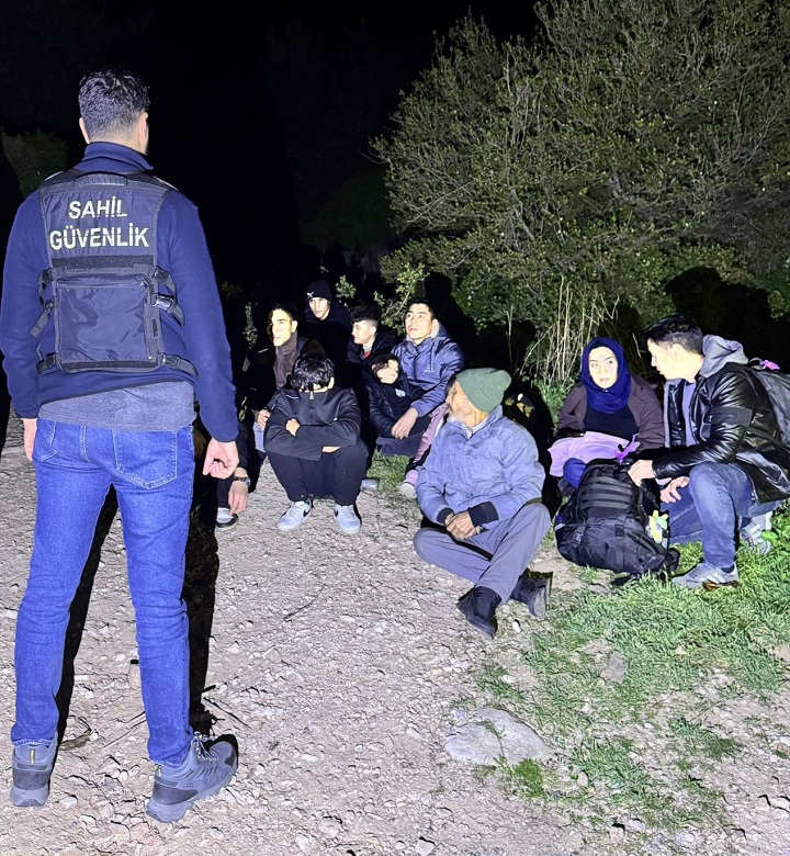 37 Düzensiz Göçmen Yakalandı, 33 Göçmen Kurtarıldı