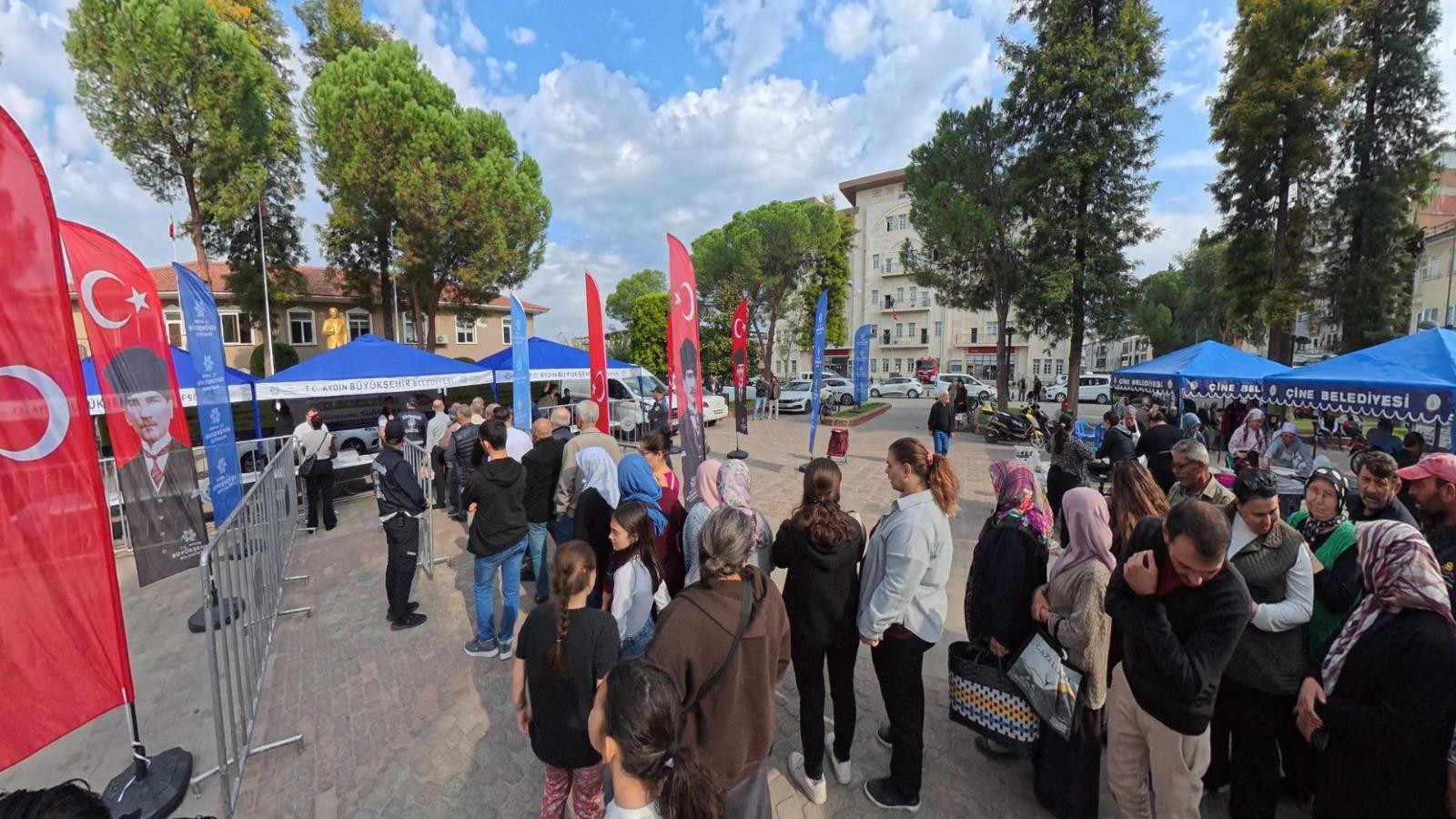 Başkan Çerçi̇oğlu, Ata Tohumlarindan Üreti̇len Fi̇deleri̇ Çi̇neli̇ler İle Buluşturdu Foto
