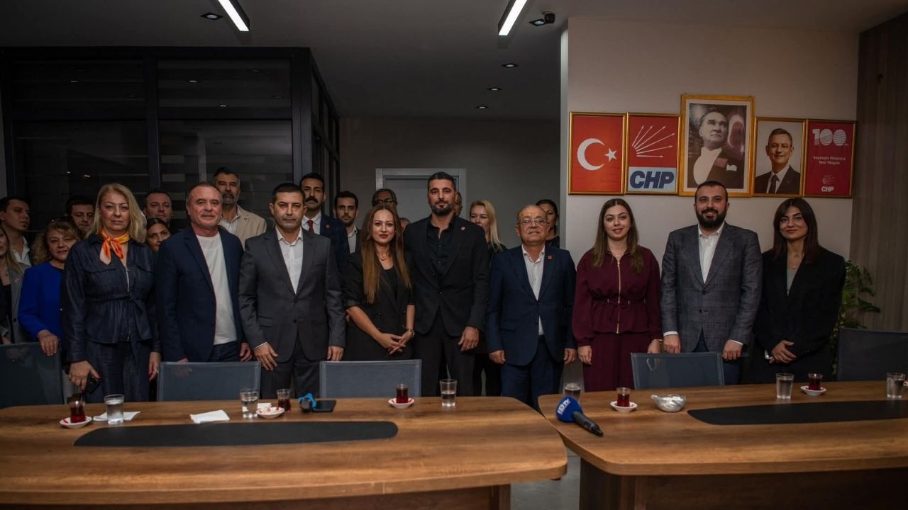 Eyüp Yaşar Chp’de Rozeti̇ni̇ Günel Takti1