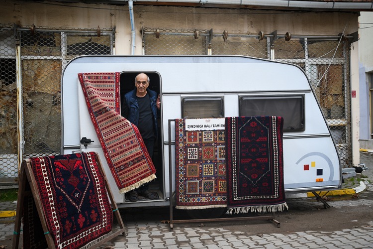 Halı Tamircisi, Depremler Sonrası Dükkanını Karavana Taşıdı2