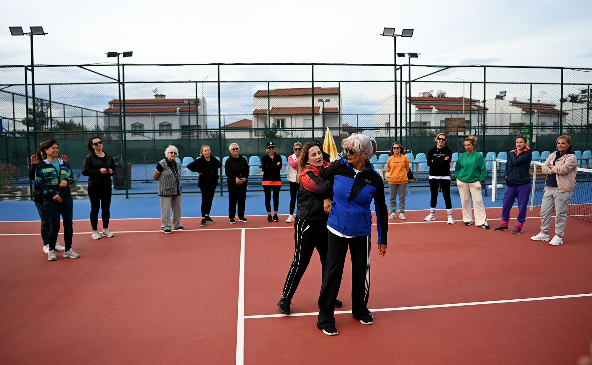 Kuşadası’nda Kadınlara Pratik Savunma Yöntemleri Anlatıldı (1)