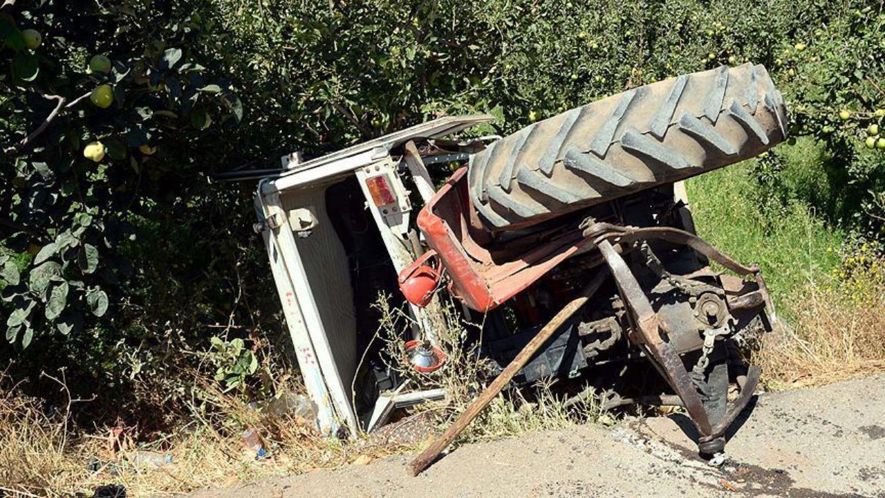 Traktör devrildi: Biri çocuk 2 kişi öldü