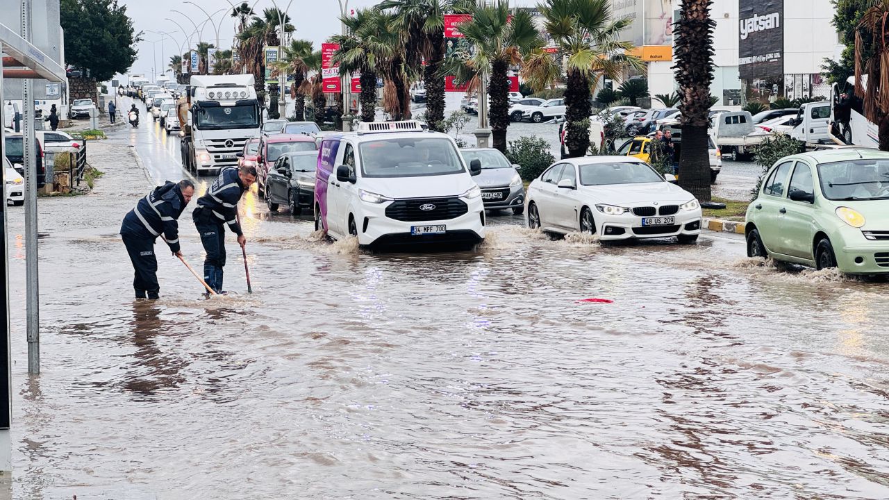 Bodrum’da Yollar Göle Döndü, Araçlar Mahsur Kaldı 2
