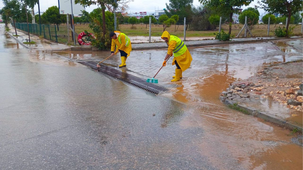 Didim’de Yağış Sonrası Ekipler Seferber Oldu 2