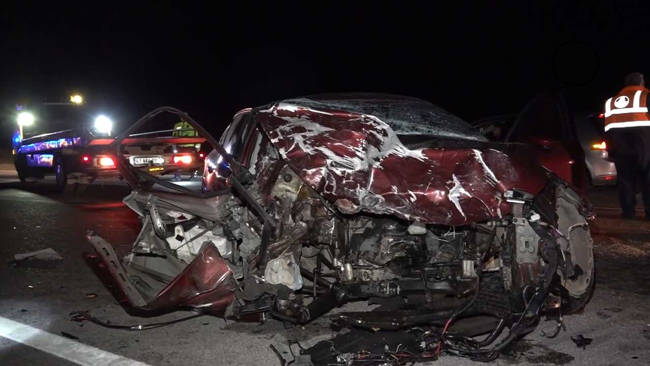 İki Otomobil Çarpıştı, 5 Kişi Hayatını Kaybetti1