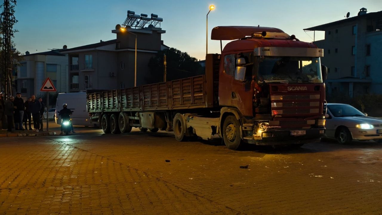 Nazilli’de Trafik Kazası Tır Ve Kamyonet Çarpıştı-2