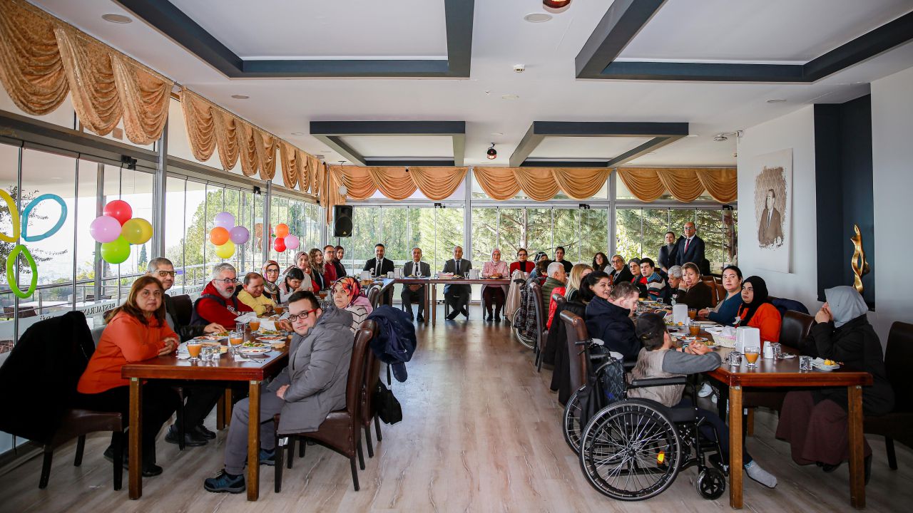 Rektör Kent, Engelli Bireyler Ve Aileleriyle Bir Araya Geldi 1