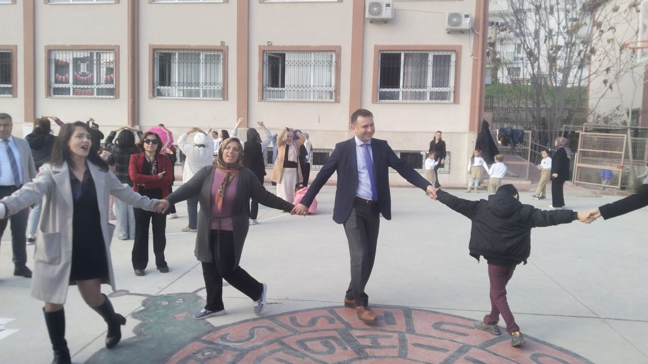 Söke’de Renkli Proje Okul Etkinliği İl Müdürü Yiğit’i Yıllar Öncesine Götürdü 1